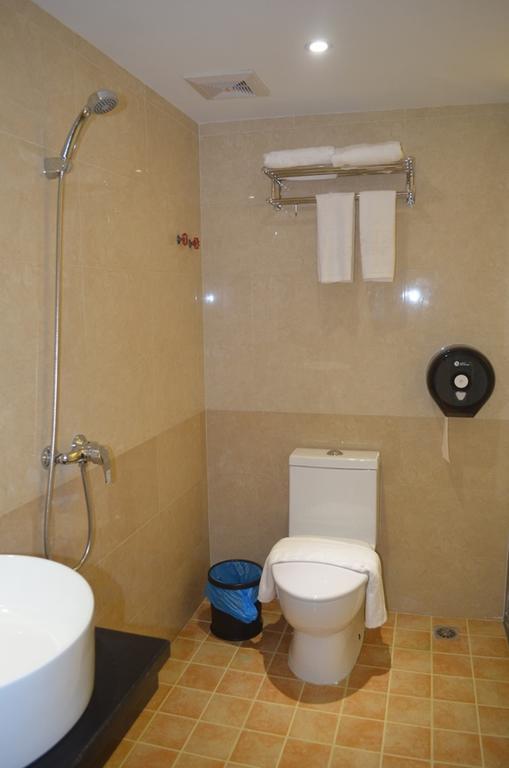 Good Luck Hotel Янгон Екстериор снимка