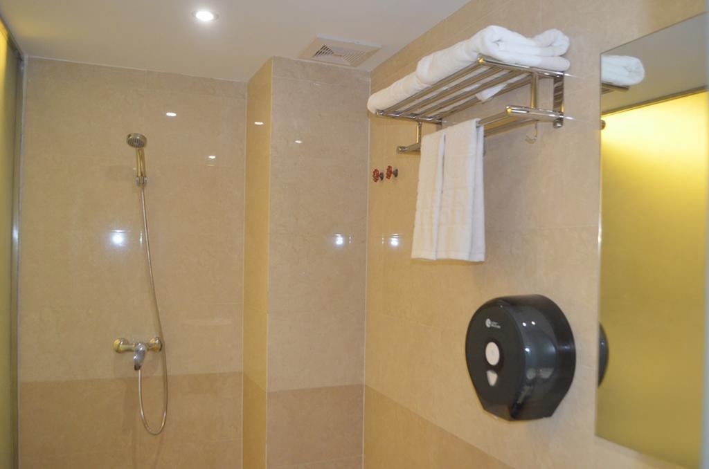 Good Luck Hotel Янгон Екстериор снимка