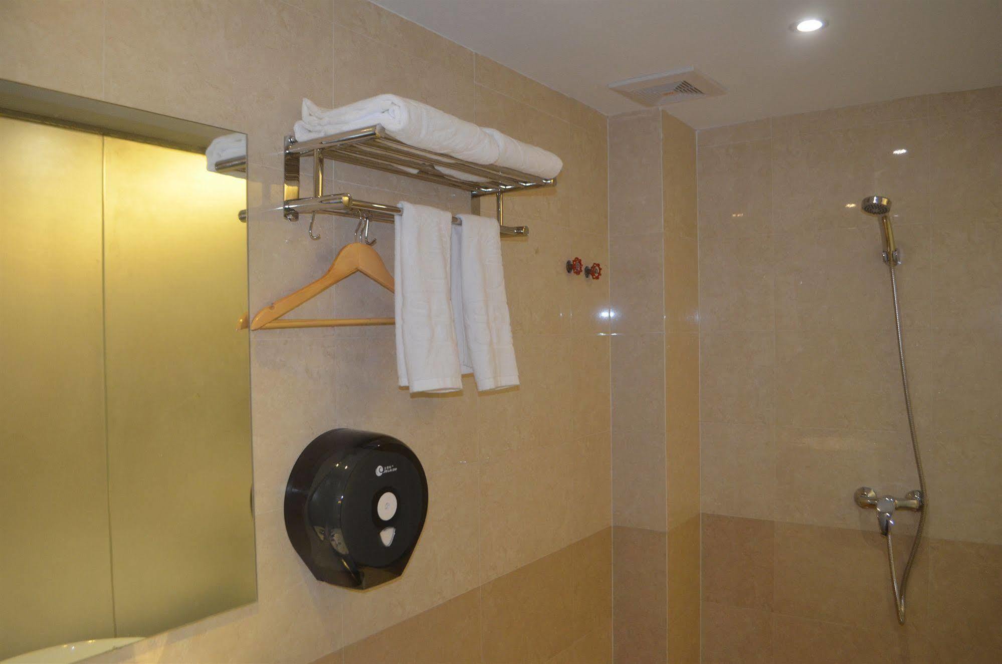 Good Luck Hotel Янгон Екстериор снимка