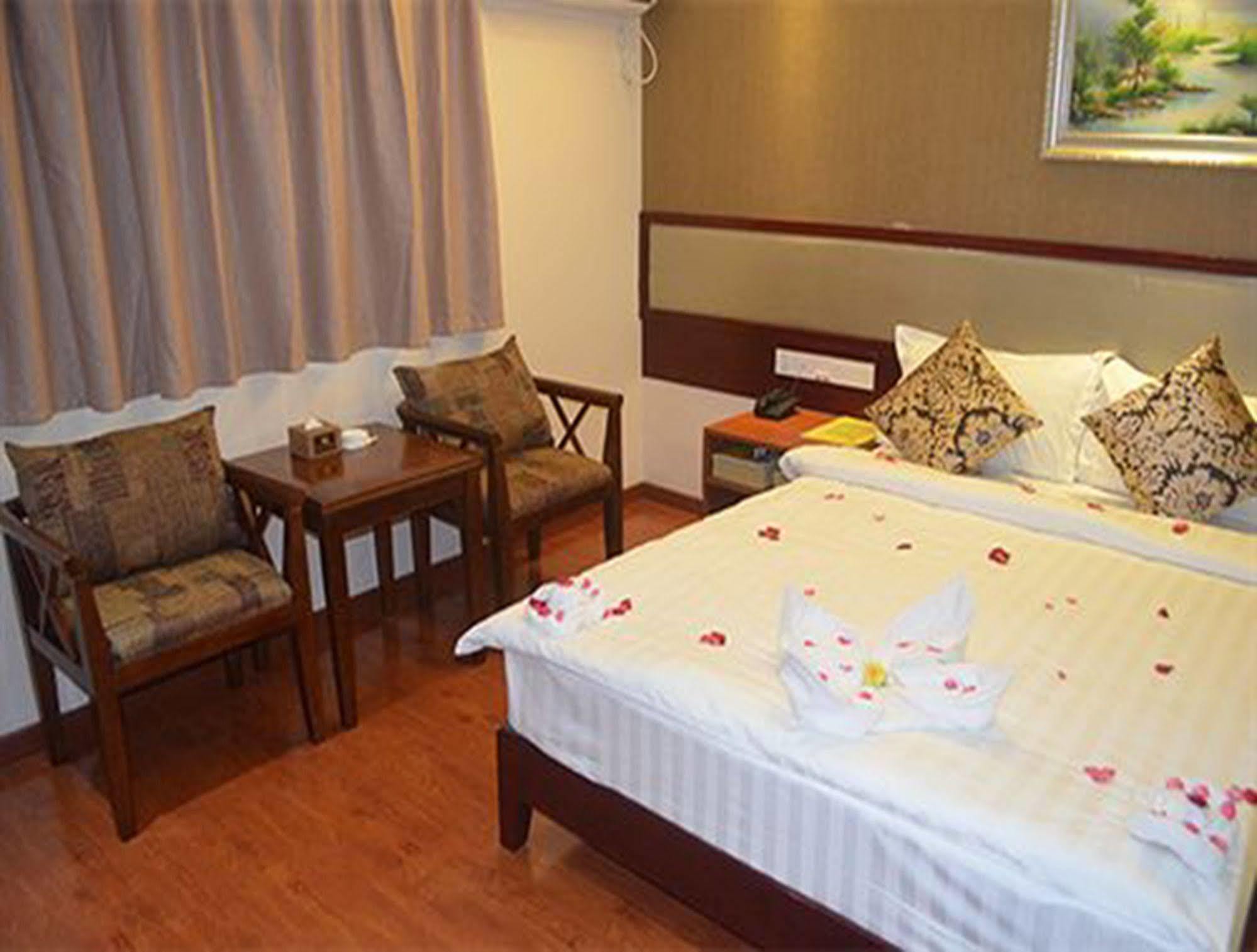 Good Luck Hotel Янгон Екстериор снимка